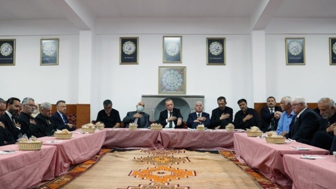 CB Erdoğan, ilk defa bir cemevinde iftara katıldı. Konu hakkında ne düşünüyorsunuz?