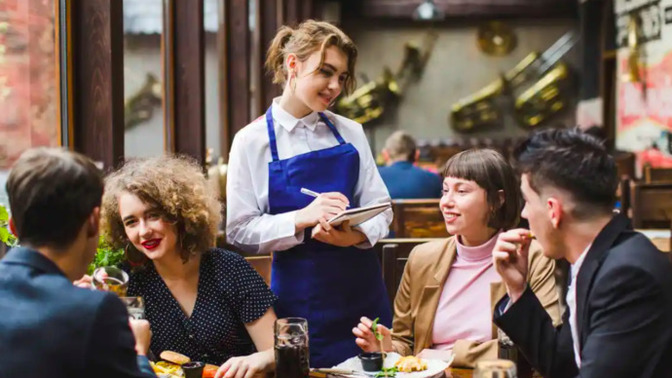 Oturduğum restoran ve kafelerde garsonlara yardım ediyorum. Etmek mi lazım yoksa etmemek mi?