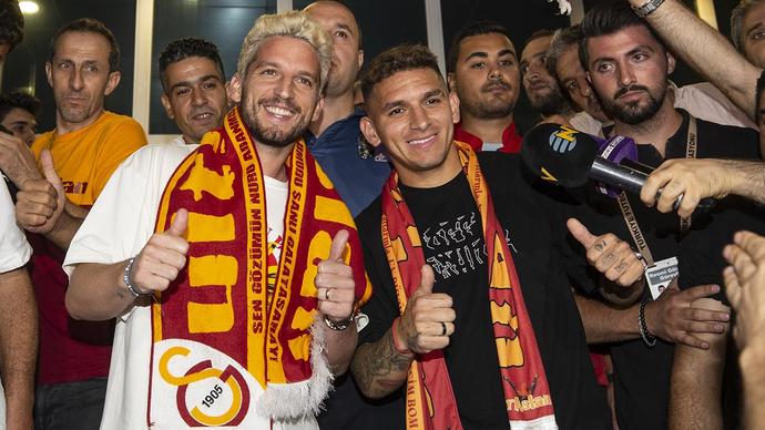 Lucas Torreira ve Dries Mertens, Galatasaray ile resmi sözleşme imzaladı. Bu transferleri nasıl buldunuz?