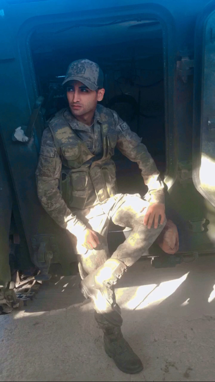 Askeri kıyafet bir bana mı hiç yakışmıyor ya?