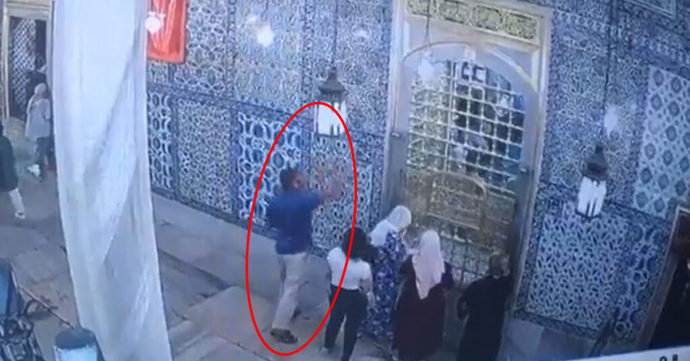 Eyüp Sultan Türbesi çinileri şeytanı andırıyor diye çekiçle kırıldı! Bu nasıl bir zihniyet?