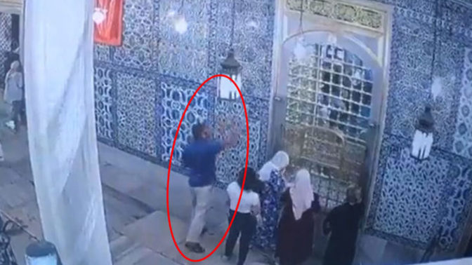 Eyüp Sultan Türbesi çinileri şeytanı andırıyor diye çekiçle kırıldı! Bu nasıl bir zihniyet?