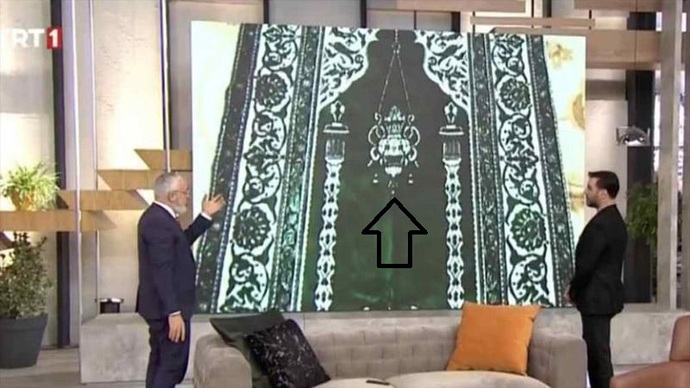 Alişan’ın sunduğu programda seccadede şeytan motifi bulundu! Sizce olabilir mi?