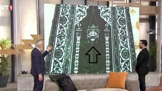 Alişan’ın sunduğu programda seccadede şeytan motifi bulundu! Sizce olabilir mi?