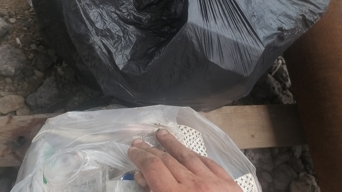 İşletme mezunuyum, çöplerden karton ve pet şişe topluyorum! Anlık bir resim çektim dinlenirken. Yaptığım iş ayıp mı?