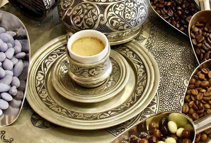 Kahveye giden erkeklerden nefret ediyorum Haksızmıyım?