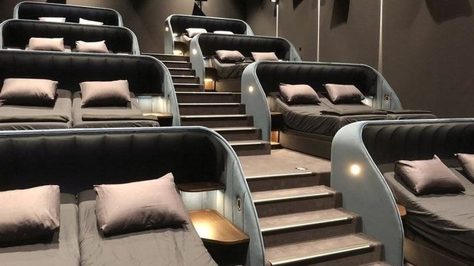 Sevgiliniz size yataklı sinema salonundan iki kişilik bilet aldığını söylese kabul eder miydiniz?