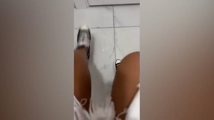 Banu Parlak, sosyal medya hesabından "Tek zaman bulduğum yer burası" diyerek tuvaletini yaptığı esnada video paylaştı.