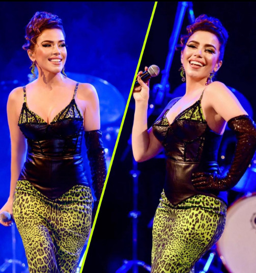 Burcu Güneş, sahne kıyafetinde leopar desen tercih etti. Sizce demode mi durmuş seksi mi?