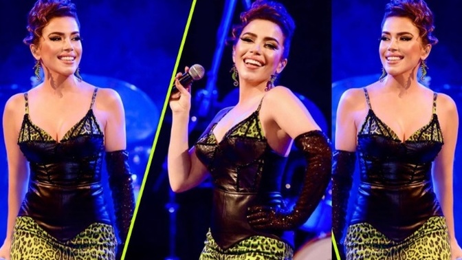 Burcu Güneş, sahne kıyafetinde leopar desen tercih etti. Sizce demode mi durmuş seksi mi?