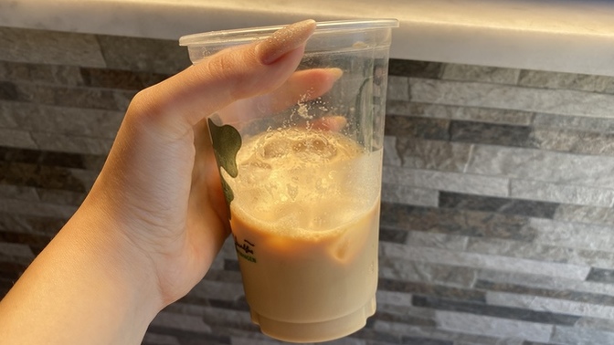 Starbucks'a meydan okuyorum, evde nefis ice latte yaptım. Kimler soğuk kahve seviyor?