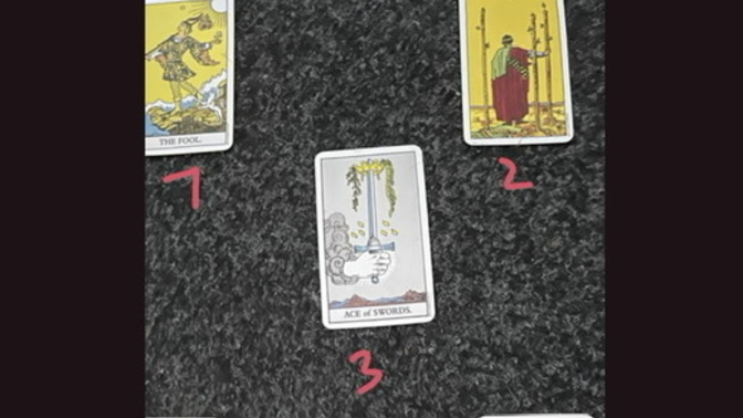 Tarot bilenler var mı  aranizda RESIMLI lutfen yardimci  olur musunuz eig+1?