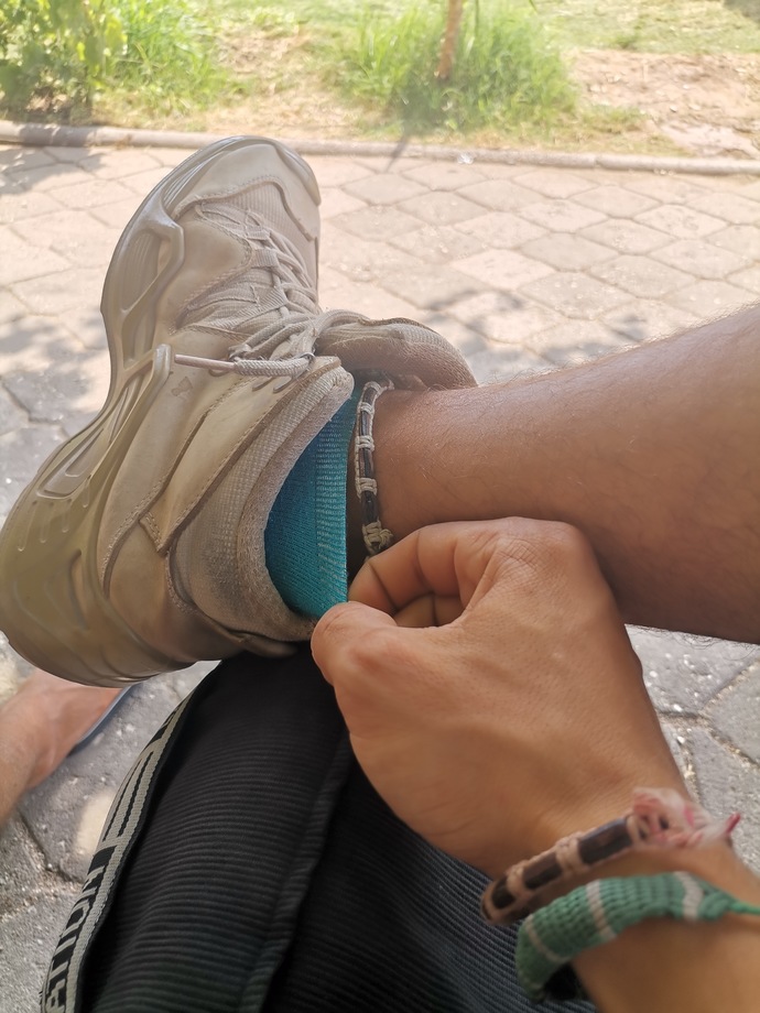 Erkeklerin renkli çorap giymesi mi daha kötü babet çorap giymesi mi?