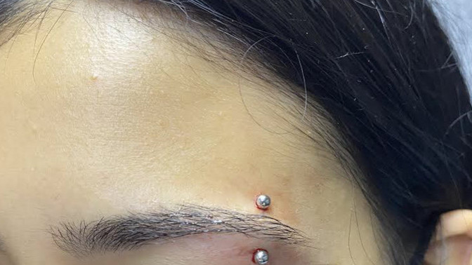 Kaş piercingi nasil?