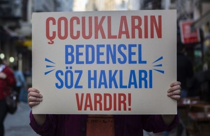 Üç çocuk, bahçeden mısır kopardıkları için darbedildi. Sizin bahçenizde mısır koparılsa ne yapardınız?