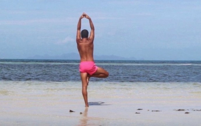 Deniz kenarında yoga yapan erkekler var mı?