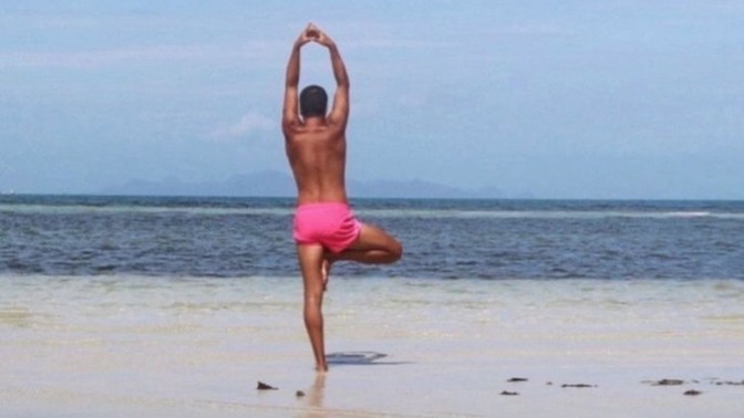 Deniz kenarında yoga yapan erkekler var mı?