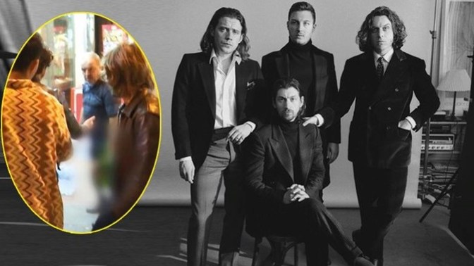 Arctic Monkeys, bakkaldan kovuldu! Kırk yıl düşünsen ünlü grubun bakkaldan kovulacağı aklına gelir miydi😅?