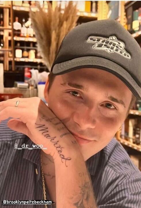 Brooklyn Beckham eline evli dövmesi yaptırdı! Hanımcılıkta son nokta diyebilir miyiz 😂?