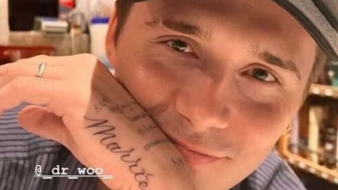 Brooklyn Beckham eline "evli" dövmesi yaptırdı! Hanımcılıkta son nokta diyebilir miyiz 😂?