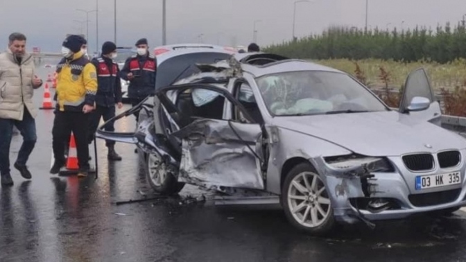 İstanbul E-5 yolunda makas atarak ilerleyen BMW kaza yaptı! Bunun cezası ne olmalı?