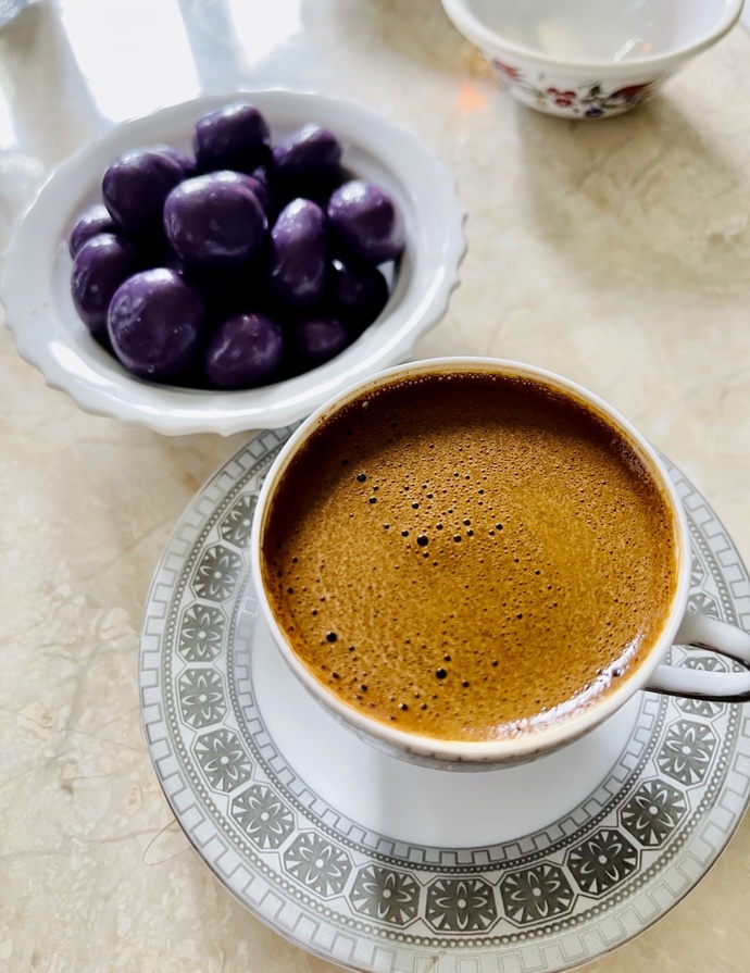 Kahveme eşlik edecek bir şarkı lütfen? İçildi mi kahveler?