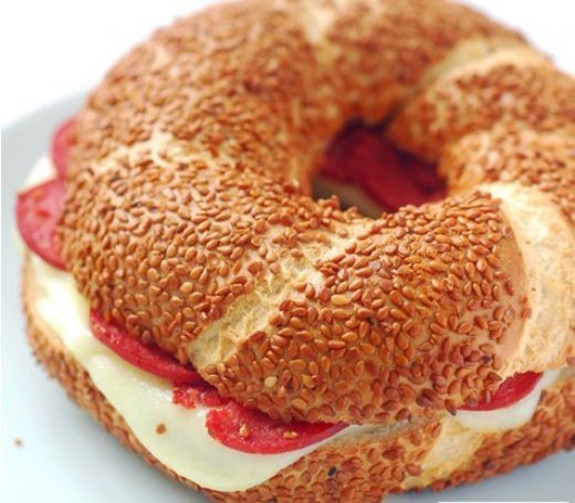 Sucuklu simit sever misiniz?