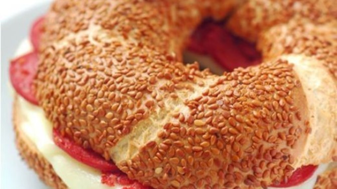 Sucuklu simit sever misiniz?