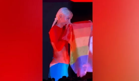 Gülşen, sahnede LGBT bayrağı açtı! Gülşeni destekliyor musunuz?