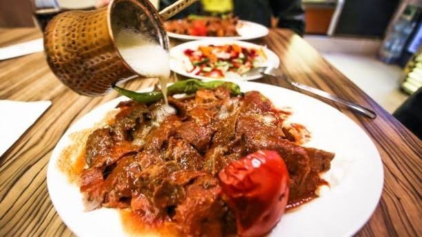 İskenderi sade mi yersiniz yoksa tereyağlı mı yersiniz?
