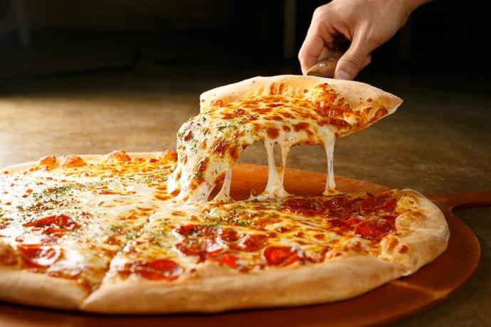 Pizza el ile mi yenir, çatal bıçakla mı?