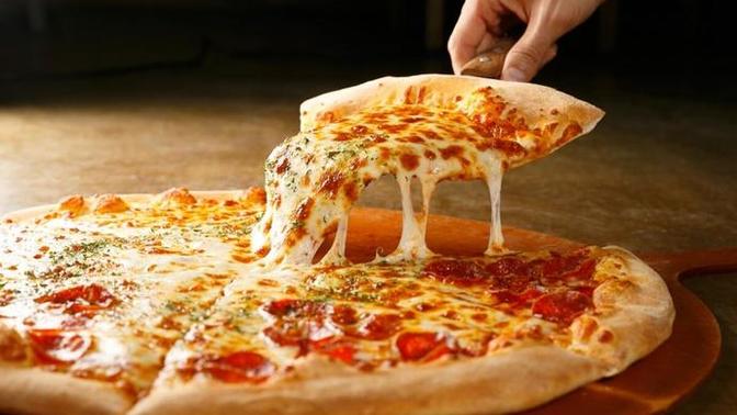 Pizza el ile mi yenir, çatal bıçakla mı?