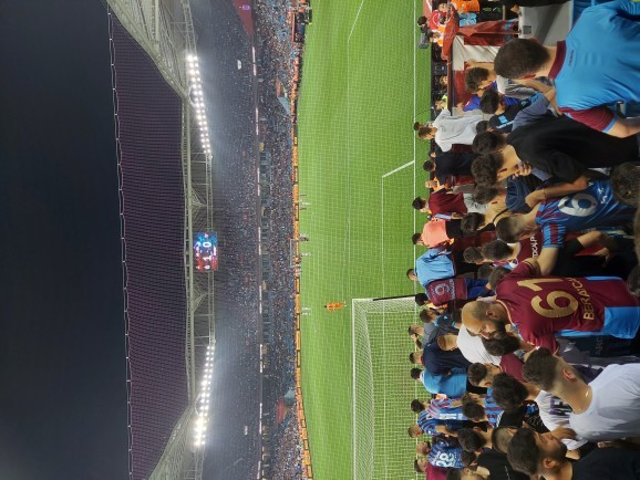 Maç izlemek tribünde mi daha keyifli yoksa evde mi?