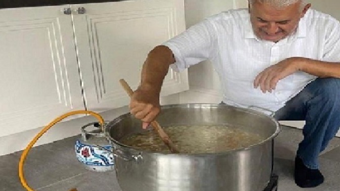 Yıldırım'ın aşure yaptığı fotoğraf için photoshop denildi. Sizce fotoğrafta ne yanlışlık var?