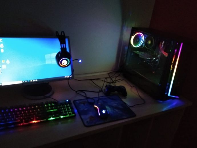 Oyuncu laptopu mu masaüstü mü sizce hangisi daha şık ve havalı ve sırıtmıyor ?