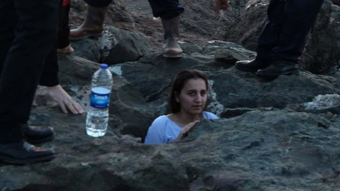 Selfie çekerken kayalara sıkıştı! Gezerken sürekli selfie çeken arkadaşlarınız var mı?