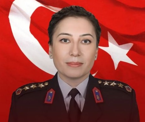 Tuğgeneral rütbesine yükselen Özlem Yılmaz, Türkiyenin ilk kadın generali oldu. Kendisine yok mu bir tebrik?