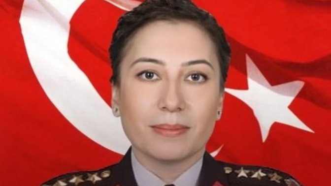 Tuğgeneral rütbesine yükselen Özlem Yılmaz, Türkiye'nin ilk kadın generali oldu. Kendisine yok mu bir tebrik?