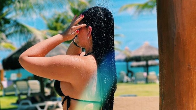 Tatil köylerinde açık alanda üstsüz duş alanlar çılgın mı?
