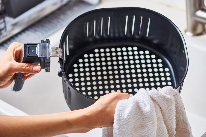 Airfryer temizliğinde hangi ürünleri kullanmalıyım?