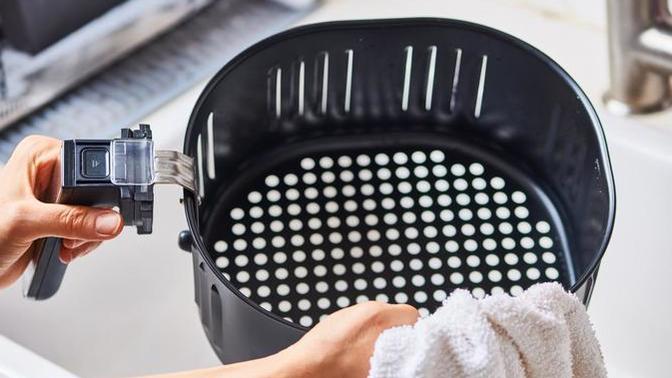 Airfryer temizliğinde hangi ürünleri kullanmalıyım?