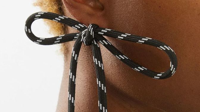 Balenciaga'nın 200 dolardan satışa çıkan küpesi ayakkabı bağcığına benzemiyor mu?