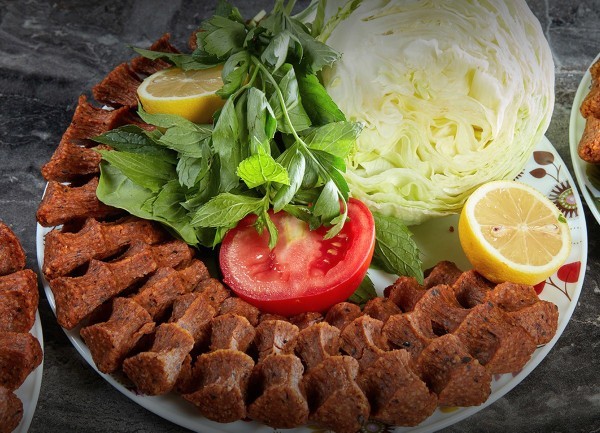 ÇiğKöfte Yemeyi Sever Misiniz? ÇiğKöfte Dediğin Etli mi? Olur Etsiz mi? Sizce Ve Dürümlü mü? Dürümsüz mü?