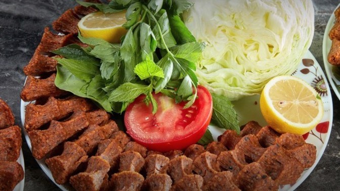 ÇiğKöfte Yemeyi Sever Misiniz? ÇiğKöfte Dediğin Etli mi? Olur Etsiz mi? Sizce Ve Dürümlü mü? Dürümsüz mü?