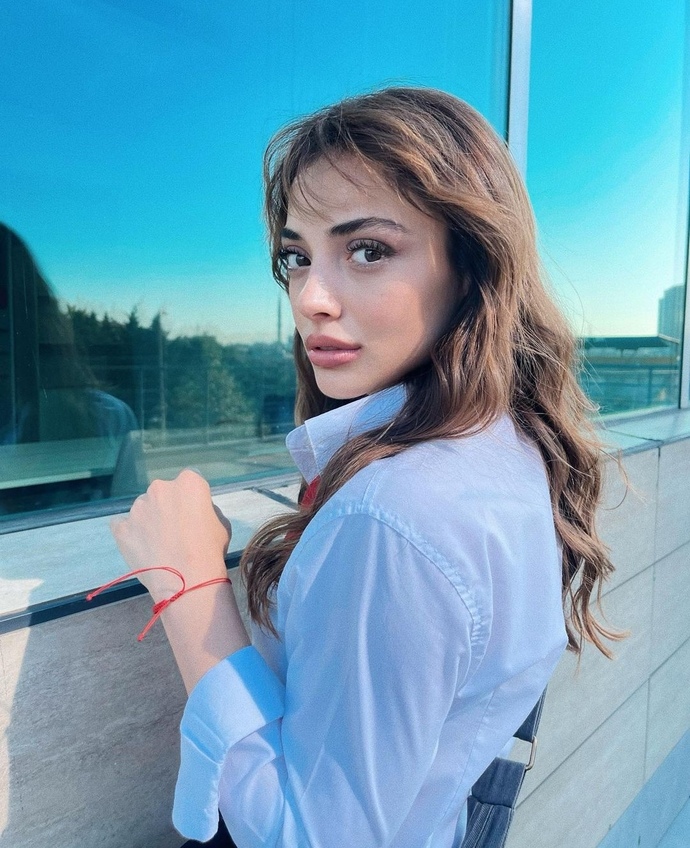Sosyal medya ikiye bölündü: Hande Erçel mi Rabia Soytürk mü daha güzel?