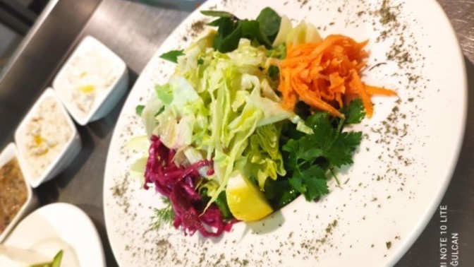 Salata sever misiniz?