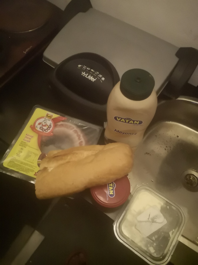 Bana kaşar gönderirmisiniz. Tost yapicam sucuk, makine, ekmek, branch, ketçap, mayo, tereyağı var kaşar yok :(?