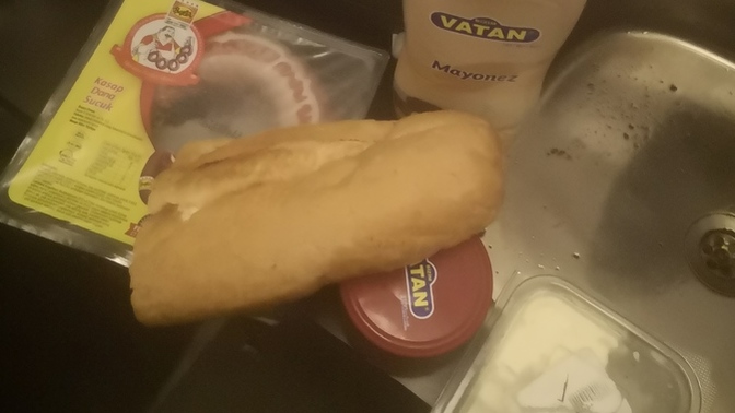 Bana kaşar gönderirmisiniz. Tost yapicam sucuk, makine, ekmek, branch, ketçap, mayo, tereyağı var kaşar yok :(?