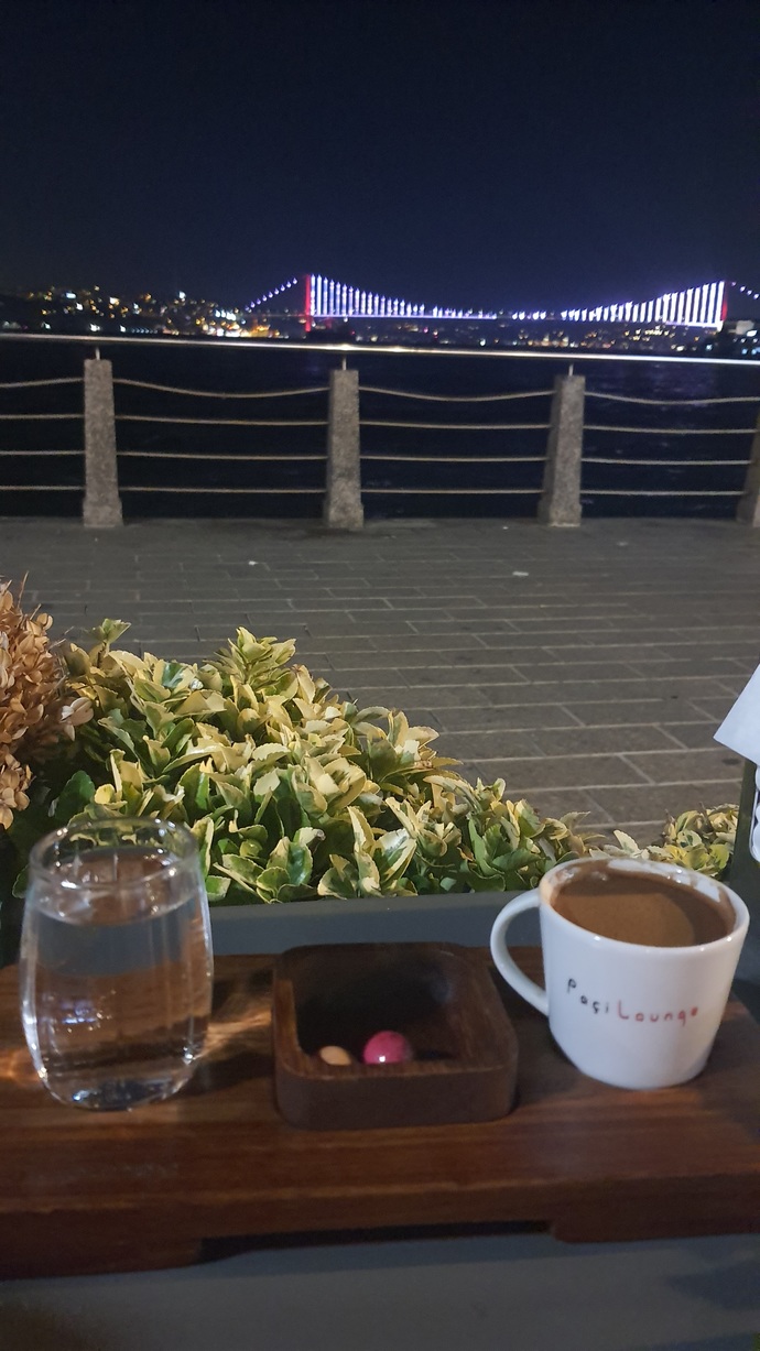 Şu manzaranın keyfini sürmek istediğiniz biri var mı?