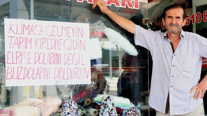Samsunlu bir esnaf dükkânına elbise almayın, buzdolabını doldurun dedi! Sık sık kıyafet alır mısın?
